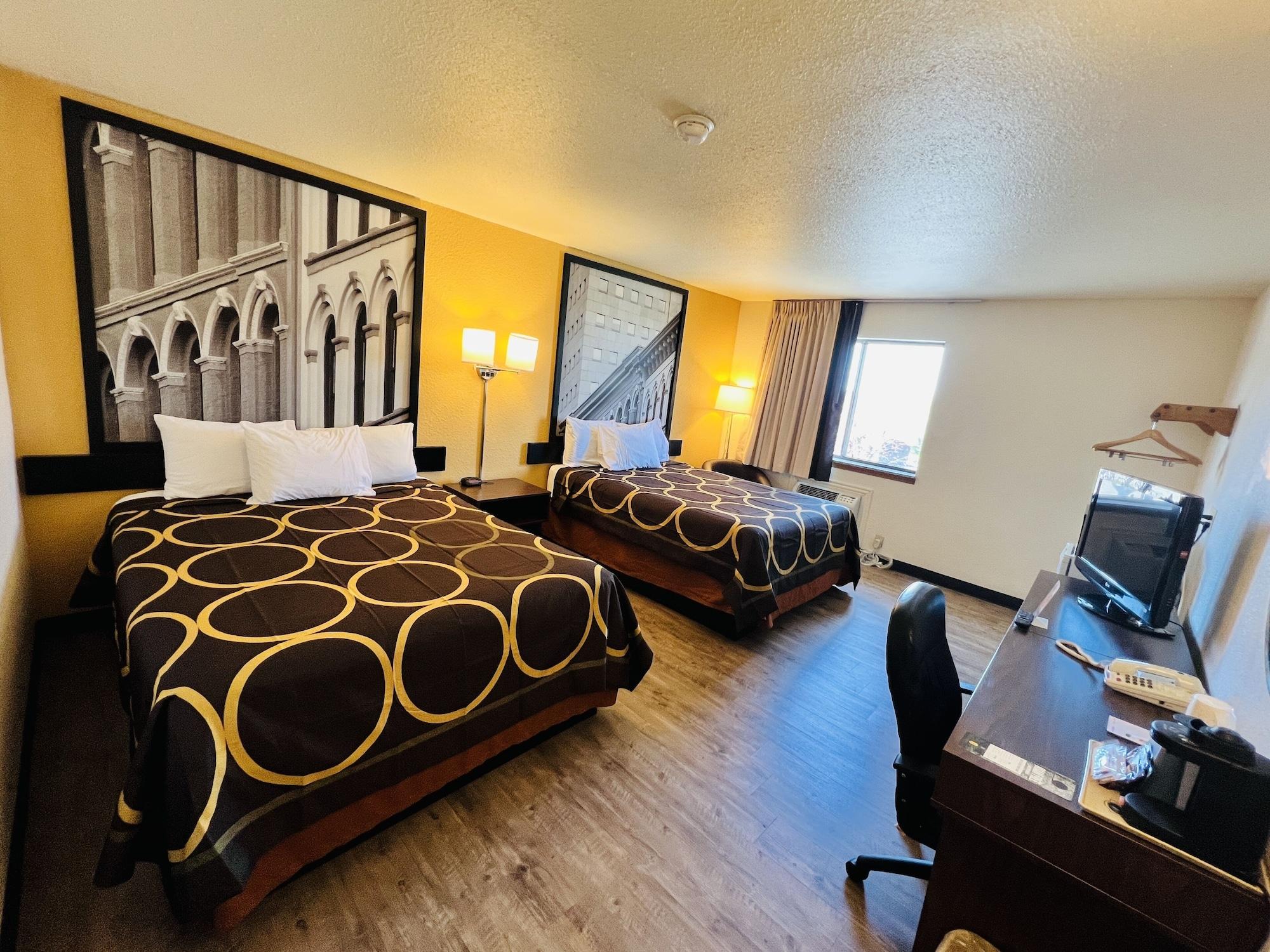 Super 8 By Wyndham Hotel *
